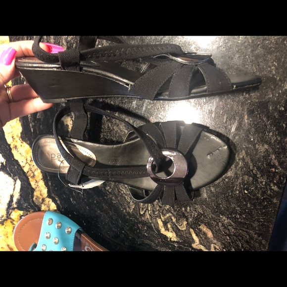 Sandals (Sz 7.5) - Picture 4 of 4